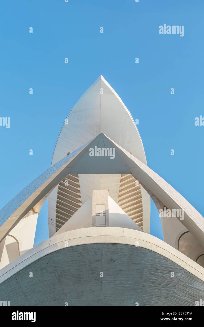 Perspektive des Palau de les Arts Reina Sofia vor einem klaren blauen Himmel. Futuristische Weiße Struktur Von Unten Gesehen. Einzigartige Perspektive auf City of Stockfoto