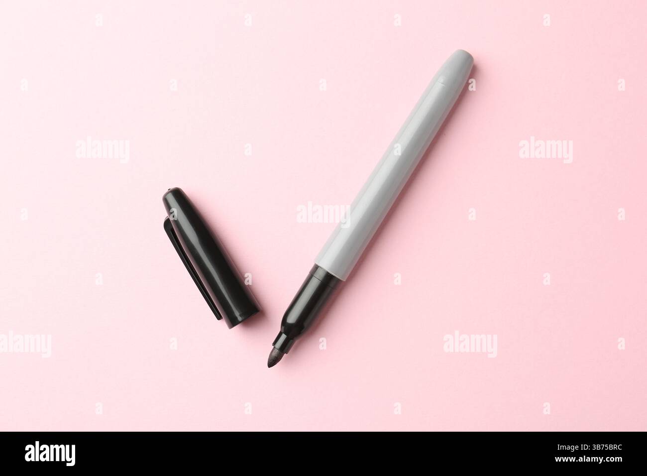 Ein schwarzer Marker auf hellrosa Hintergrund, Draufsicht Stockfoto