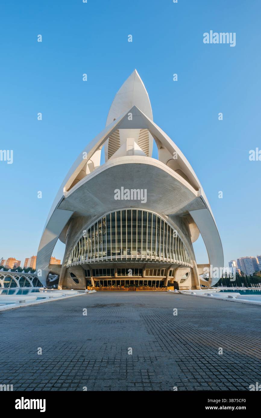 Perspektive des Palau de les Arts Reina Sofia vor einem klaren blauen Himmel. Dramatischer Blick nach oben auf die moderne weiße Architektur. Einzigartige Perspektive von CI Stockfoto