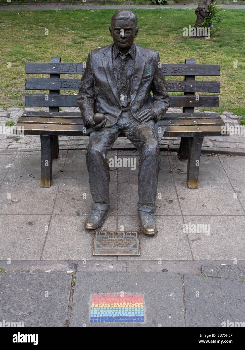 Denkmal des Mathematikers aus dem 2. Weltkrieg, Codebreaker Alan Turing, in der Nähe der Canal Street (Gay Village) in Manchester, England, Großbritannien. Opfer von Vorurteilen. Stockfoto