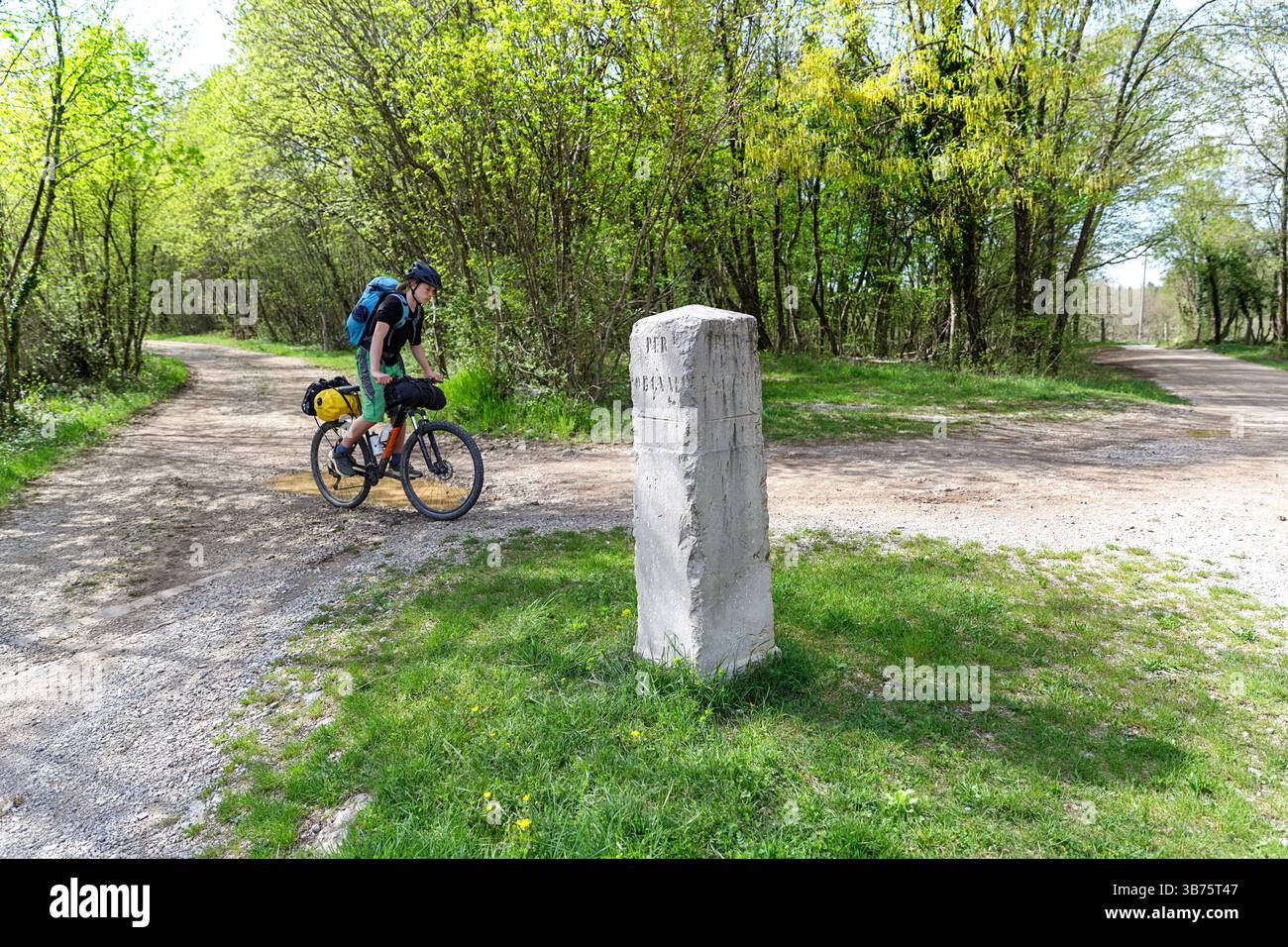 Touristen auf einer Radtour, Radtour von Ljubljana nach Piran in Slowenien, Radfahren, vorbei an alten historischen Steinen in der Nähe von Skocjan Höhlen in der Karstregion Stockfoto