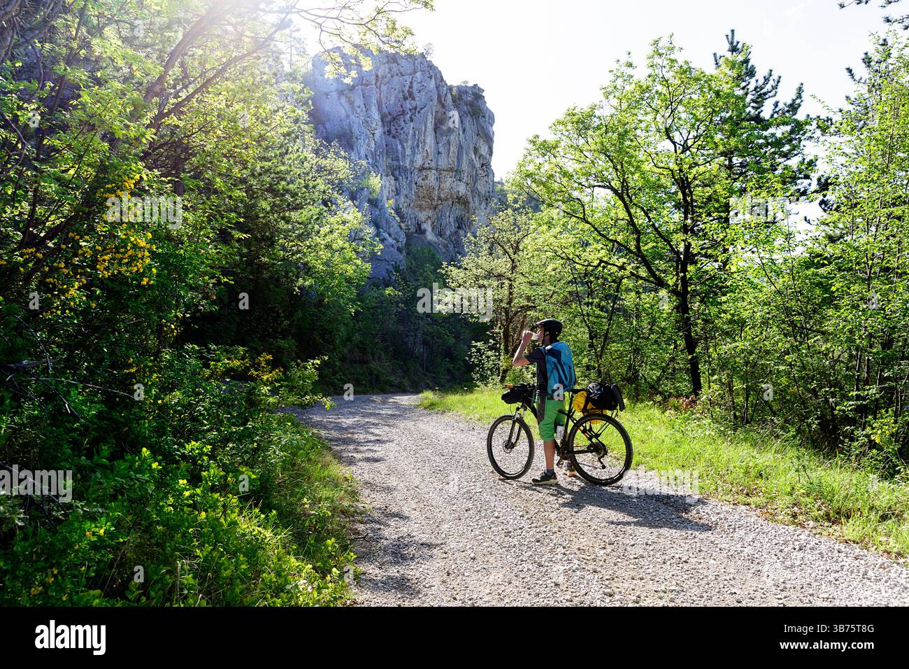 Radfahrer auf einem Mountainbike, der sich in der Nähe von Klippen in der Nähe des Dorfes Podpec an der slowenischen Küste, Slowenien, Radfahren in Slowenien Stockfoto