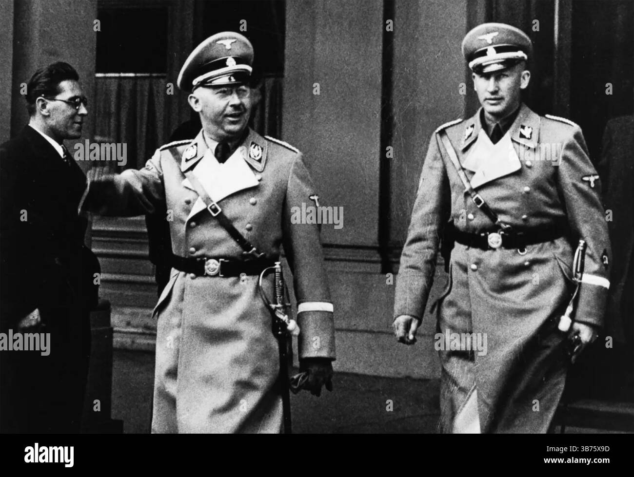 HEINRICH HIMMLER Nazi-SS-Kommandeur verließ 1938 das Hotel Metropol in Wien, gefolgt von Reinhard Heydrich Stockfoto
