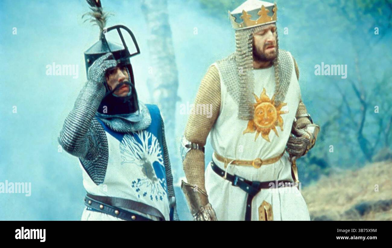 MONTY PYTHON AND THE HOLY GRAL 1975 EMI Films Production mit Graham Chapman rechts als König Arthur und Terry Gilliam als sein Diener Patsy. Stockfoto