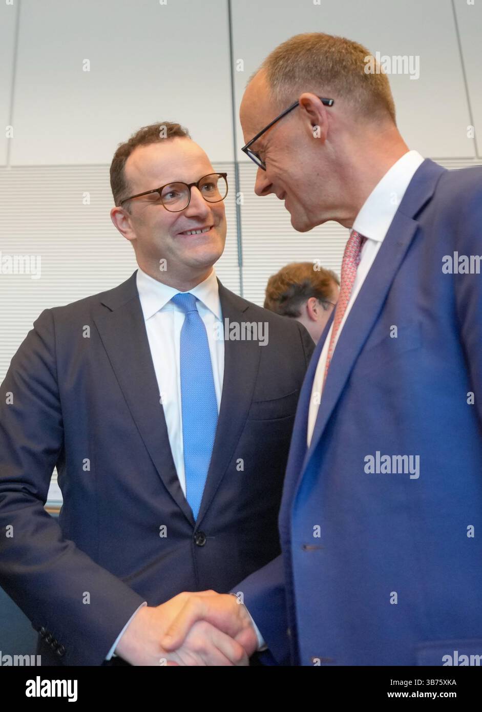 Berlin, Deutschland. Mai 2025. Jens Spahn (, CDU), designierter Fraktionsvorsitzender der CDU/CSU, steht neben Friedrich Merz (CDU), CDU/CSU-Fraktionsvorsitzender und CDU-Bundesvorsitzender, vor Beginn des Treffens der CDU/CSU-Fraktion. Quelle: Michael Kappeler/dpa/Alamy Live News Stockfoto