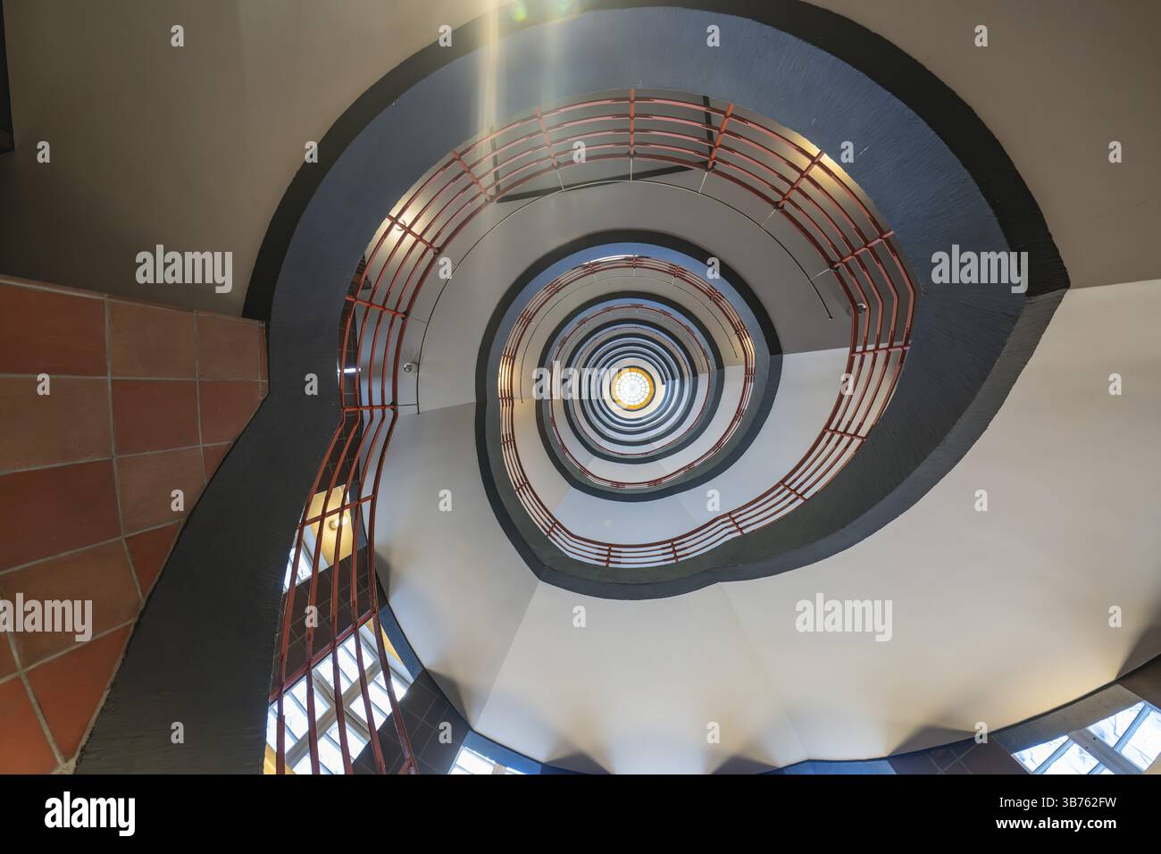 Blick von unten durch eine Wendeltreppe mit roten Geländern, SPRINKENHOF, Hamburg, Deutschland, Europa Stockfoto