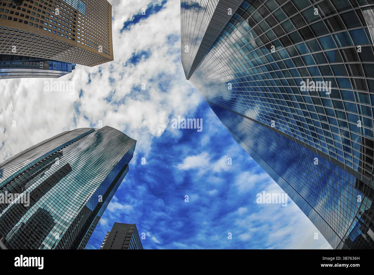 Minato-ku, Tokyo Shiodome Bürogebäude und blauer Himmel. Aufnahmeort: Metropolregion Tokio Stockfoto