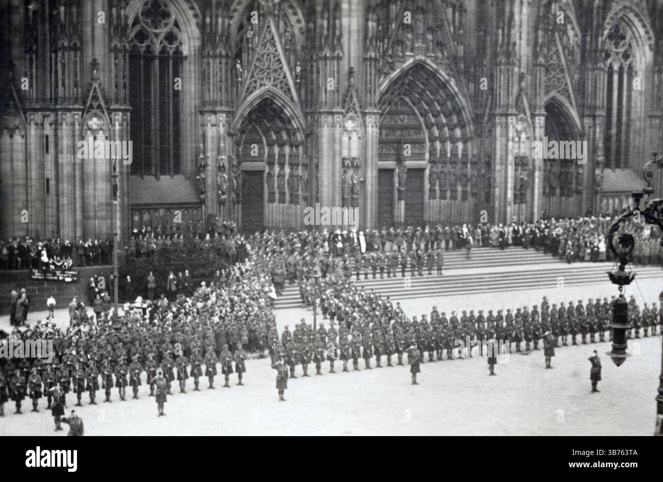 Britische Infanterie parade vor dem Kölner Dom während der alliierten Besetzung des Rheinlandes nach dem Ersten Weltkrieg. Stockfoto