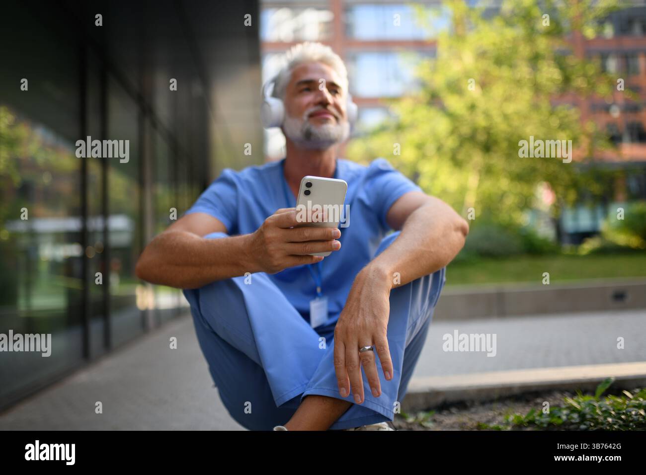Medizinisches Personal, das sich mit Musik außerhalb des Krankenhauses entspannt. Stockfoto
