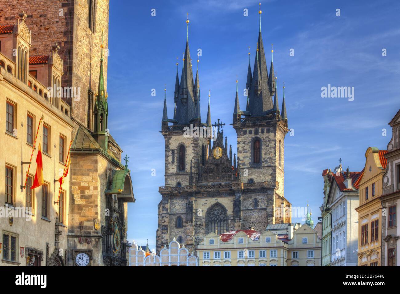 Die gotische Kirche der Mutter Gottes vor Tyn am Altstädter Ring in Prag, Tschechien - HDR-Foto Stockfoto