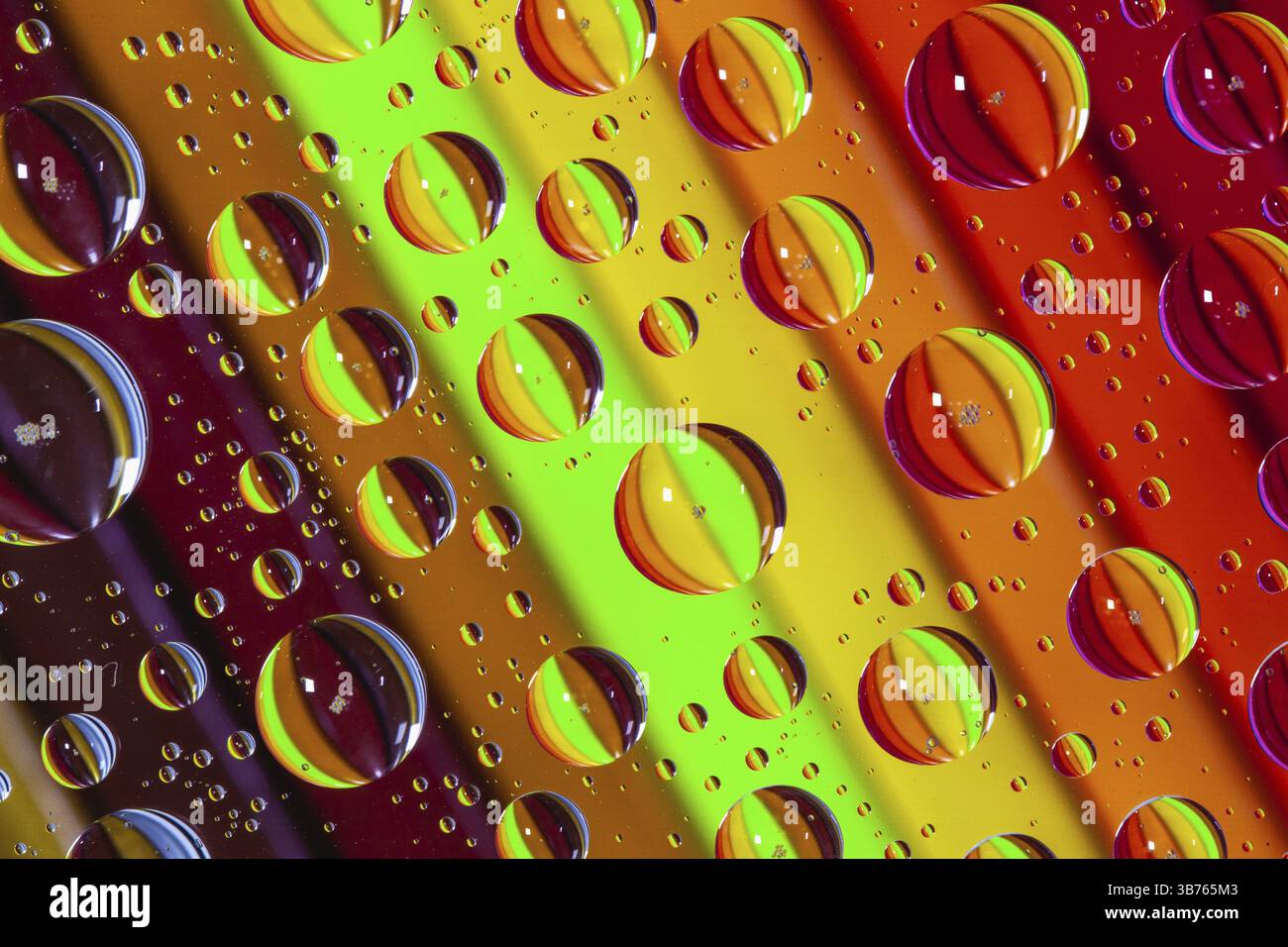 Buntstifte unter Glas mit Tropfen Wasser ausmalen. Bürokonzept Stockfoto