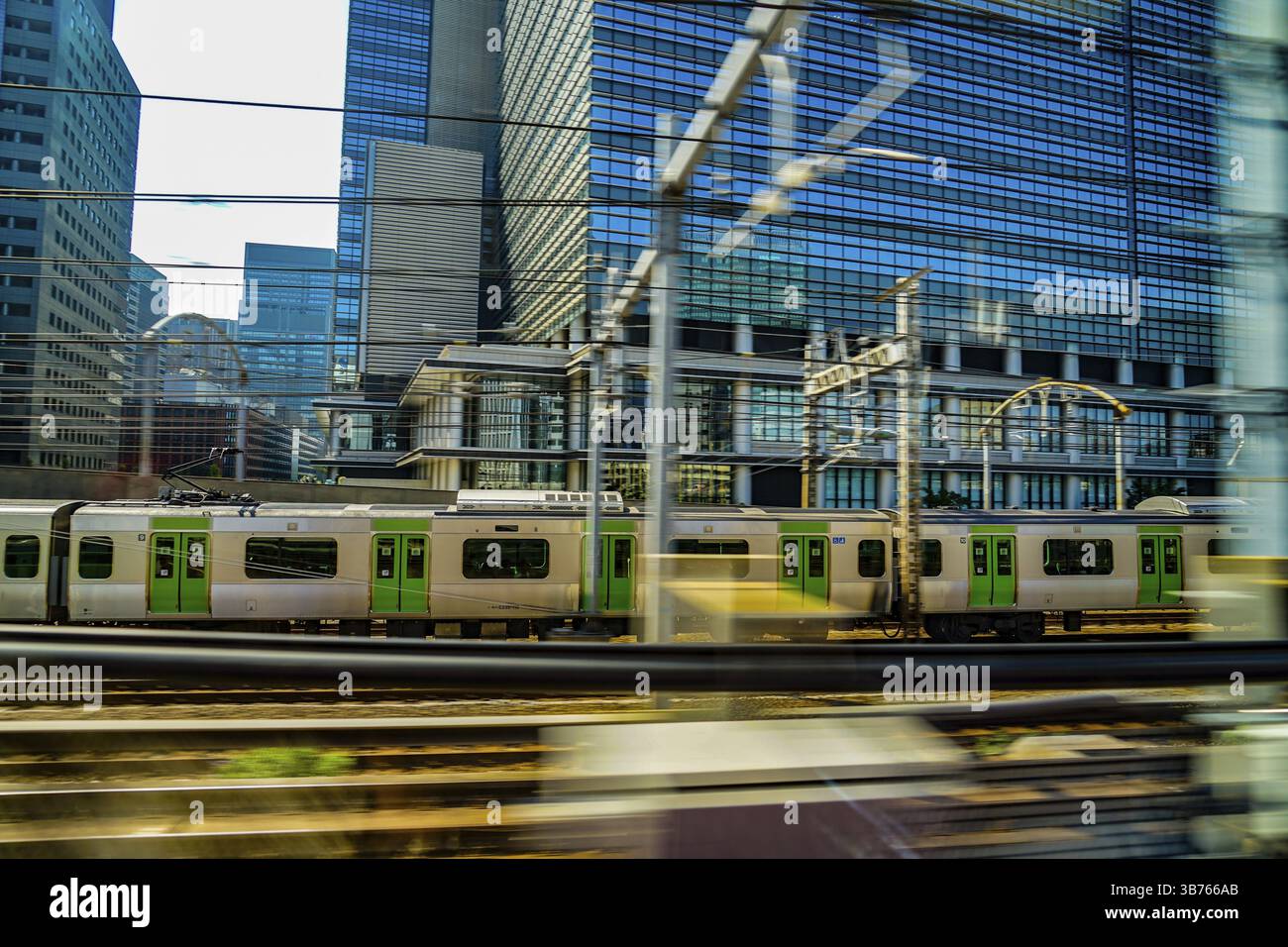 Gebäude der Yamanote-Linie und Tokio. Drehort: Chuo-ku, Tokio Stockfoto