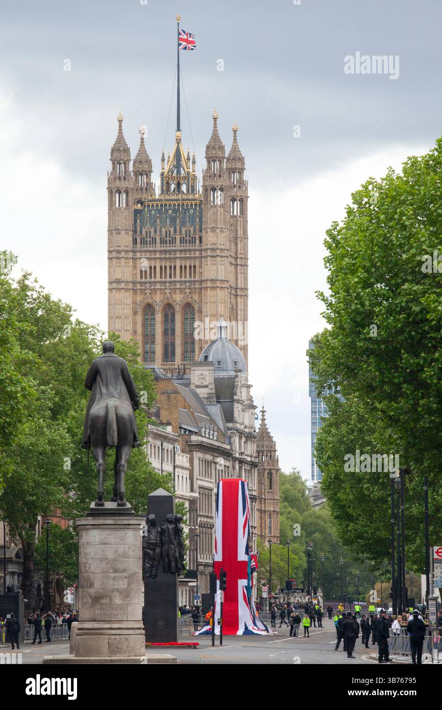 London, Großbritannien. Mai 2025. Das Cenotaph auf Whitehall nach einer Zeremonie zum VE Day. Auf Whitehall versammelten sich Menschenmassen, um die VE Day Parade zu sehen. Bands und Trupps, die die Armee, Marine und Luftwaffe vertreten, sowie viele andere Militäreinheiten. Vom Cenotaph hinauf zum Trafalgar Square, dann die Mall hinunter zum Buckingham Palace. Quelle: Anna Watson/Alamy Live News Stockfoto