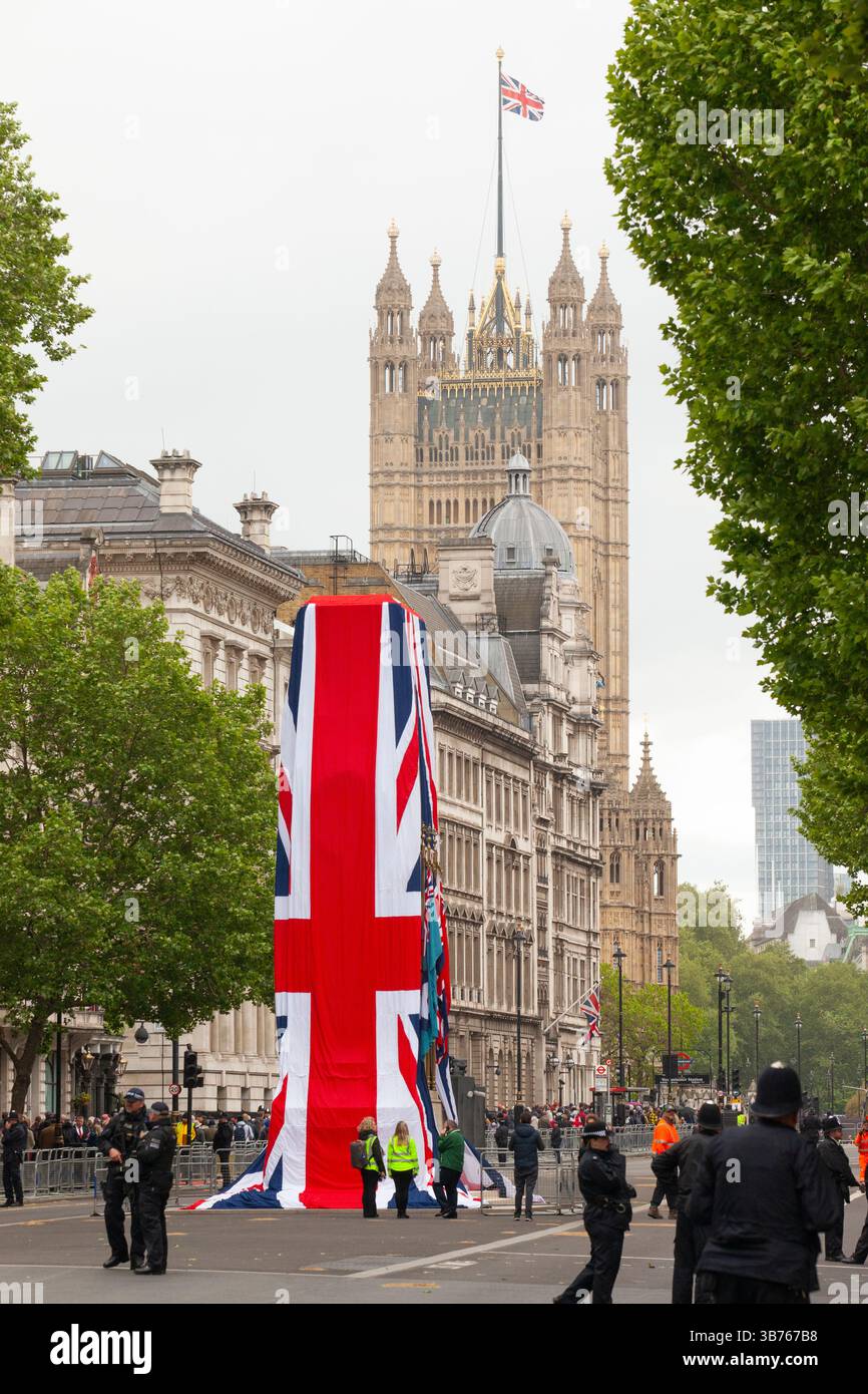 London, Großbritannien. Mai 2025. Das Cenotaph auf Whitehall nach einer Zeremonie zum VE Day. Auf Whitehall versammelten sich Menschenmassen, um die VE Day Parade zu sehen. Bands und Trupps, die die Armee, Marine und Luftwaffe vertreten, sowie viele andere Militäreinheiten. Vom Cenotaph hinauf zum Trafalgar Square, dann die Mall hinunter zum Buckingham Palace. Quelle: Anna Watson/Alamy Live News Stockfoto
