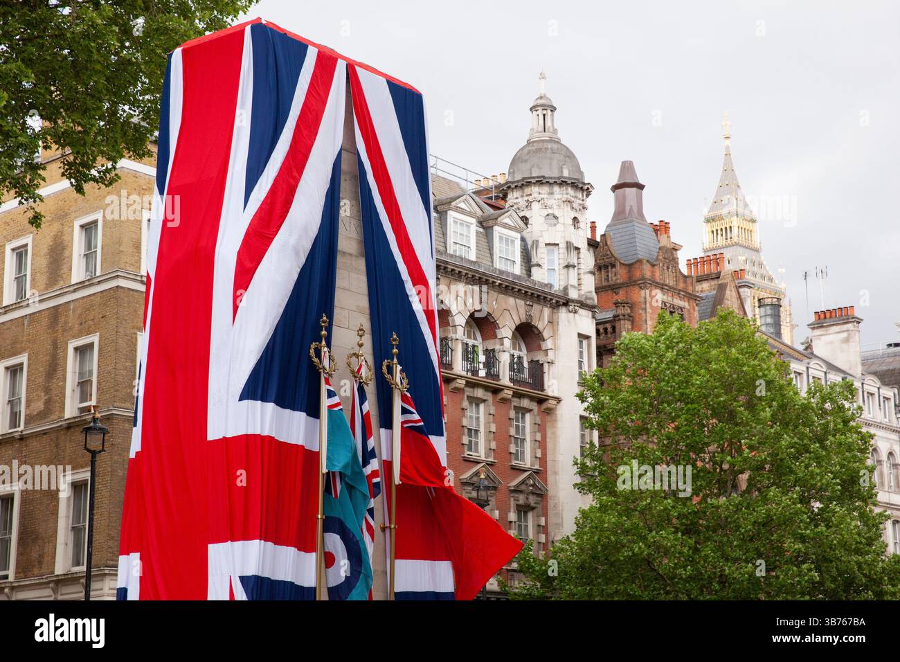London, Großbritannien. Mai 2025. Das Cenotaph auf Whitehall nach einer Zeremonie zum VE Day. Auf Whitehall versammelten sich Menschenmassen, um die VE Day Parade zu sehen. Bands und Trupps, die die Armee, Marine und Luftwaffe vertreten, sowie viele andere Militäreinheiten. Vom Cenotaph hinauf zum Trafalgar Square, dann die Mall hinunter zum Buckingham Palace. Quelle: Anna Watson/Alamy Live News Stockfoto