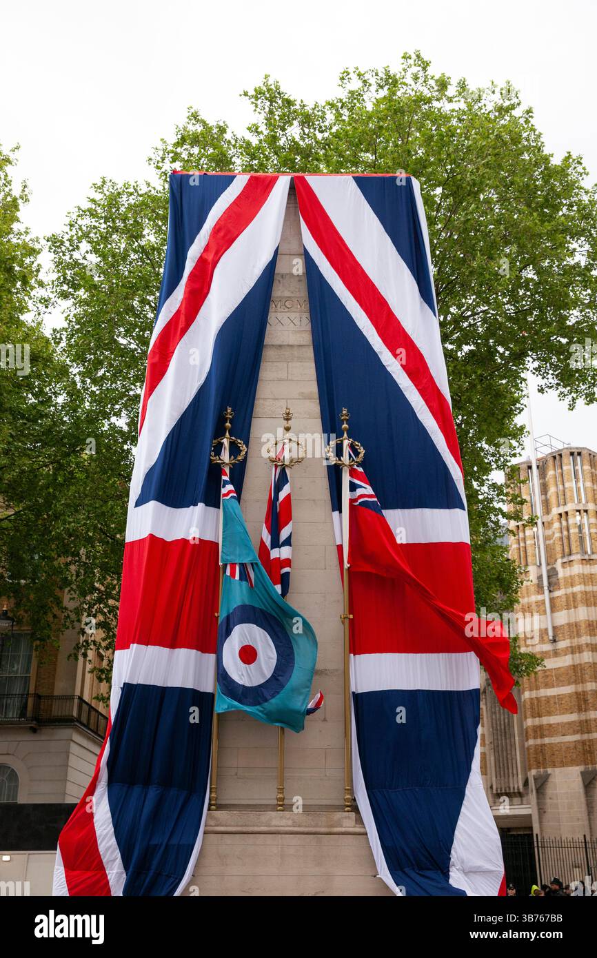 London, Großbritannien. Mai 2025. Das Cenotaph auf Whitehall nach einer Zeremonie zum VE Day. Auf Whitehall versammelten sich Menschenmassen, um die VE Day Parade zu sehen. Bands und Trupps, die die Armee, Marine und Luftwaffe vertreten, sowie viele andere Militäreinheiten. Vom Cenotaph hinauf zum Trafalgar Square, dann die Mall hinunter zum Buckingham Palace. Quelle: Anna Watson/Alamy Live News Stockfoto