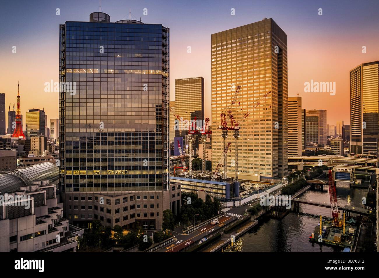 Minato Ward Gebäude und Tokyo Tower. Drehort: Minato -ku, Tokio Stockfoto