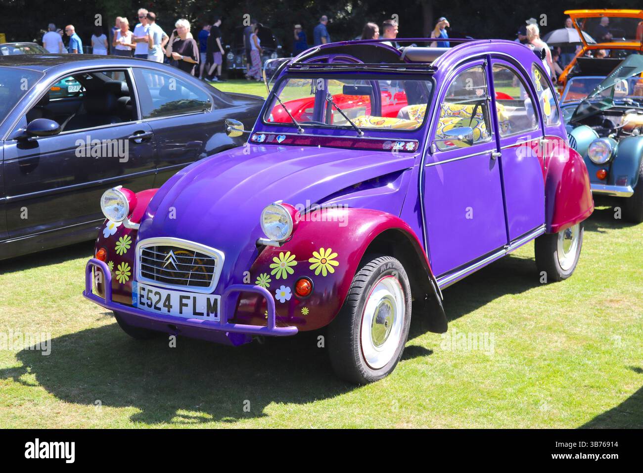 Ein hell dekorierter Citroen 2CV-Deux-Chevaux, der auf einer Oldtimer-Show auf einem Cricketgrün gezeigt wird Stockfoto