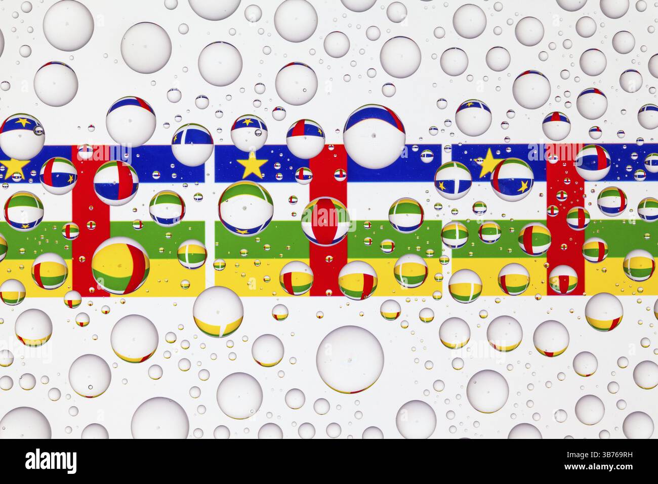 Flaggen der Zentralafrikanischen Republik hinter einem Glas, das mit Regentropfen bedeckt ist. 3D-Abbildung Stockfoto