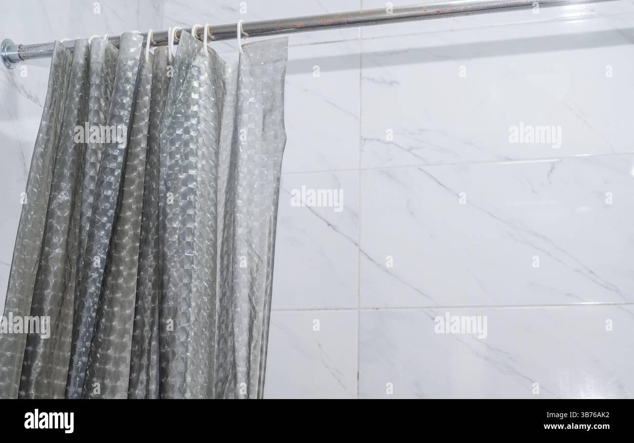 Der moderne Duschvorhang mit geometrischem Muster verwandelt das normale Badezimmer in einen stilvollen Raum. Strapazierfähiges Material hält häufigem Waschen stand, ohne dabei zu verlieren Stockfoto