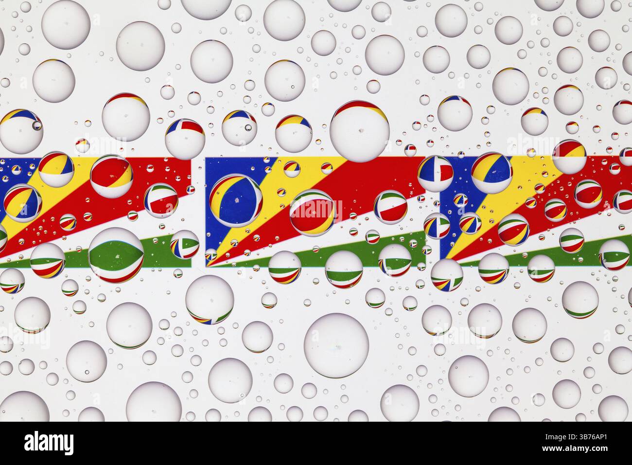 Flaggen der Seychellen hinter einem Glas, das mit Regentropfen bedeckt ist. 3D-Abbildung Stockfoto