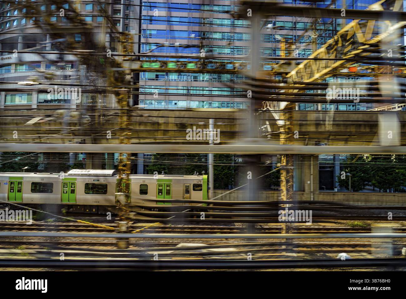 Gebäude der Yamanote-Linie und Tokio. Drehort: Chuo-ku, Tokio Stockfoto
