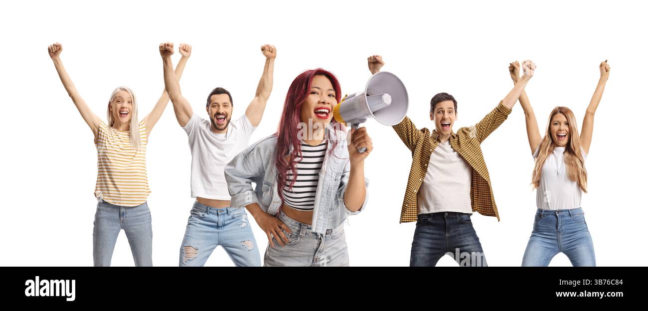 Eine Gruppe jubelnder junger Leute und eine asiatische Frau, die ein Megaphon auf weißem Hintergrund hält Stockfoto