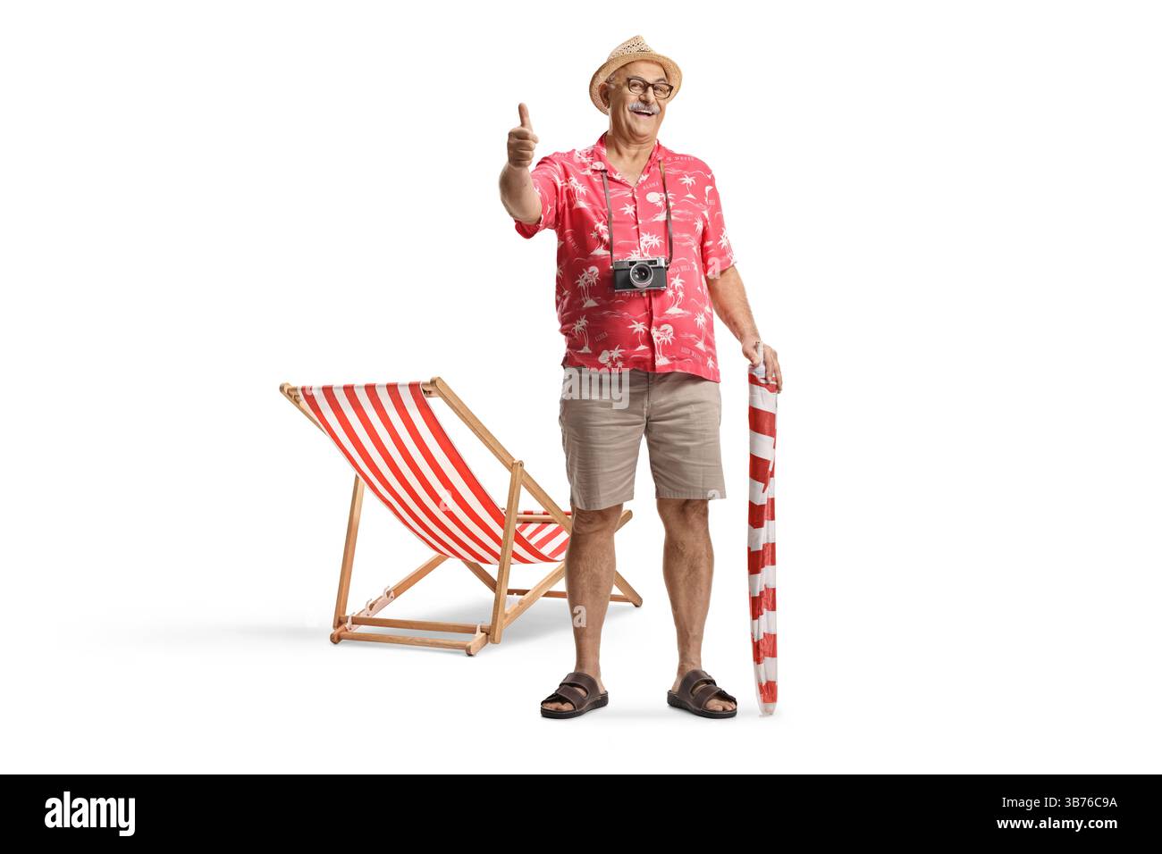 Mann, der einen Sonnenschirm hält, der Daumen nach oben drückt und neben einer Sonnenliege steht, die auf weißem Hintergrund isoliert ist Stockfoto
