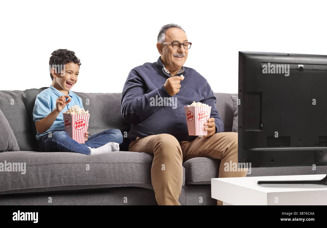 Reifer Mann und Junge schauen fern und essen Popcorn isoliert auf weißem Hintergrund Stockfoto