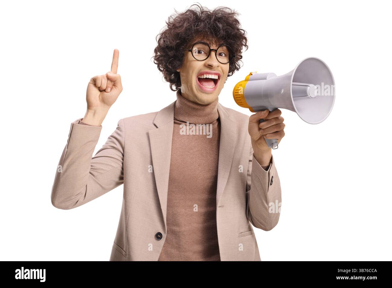 Junger Mann, der auf weißem Hintergrund ein Megaphon zeigt und hält Stockfoto