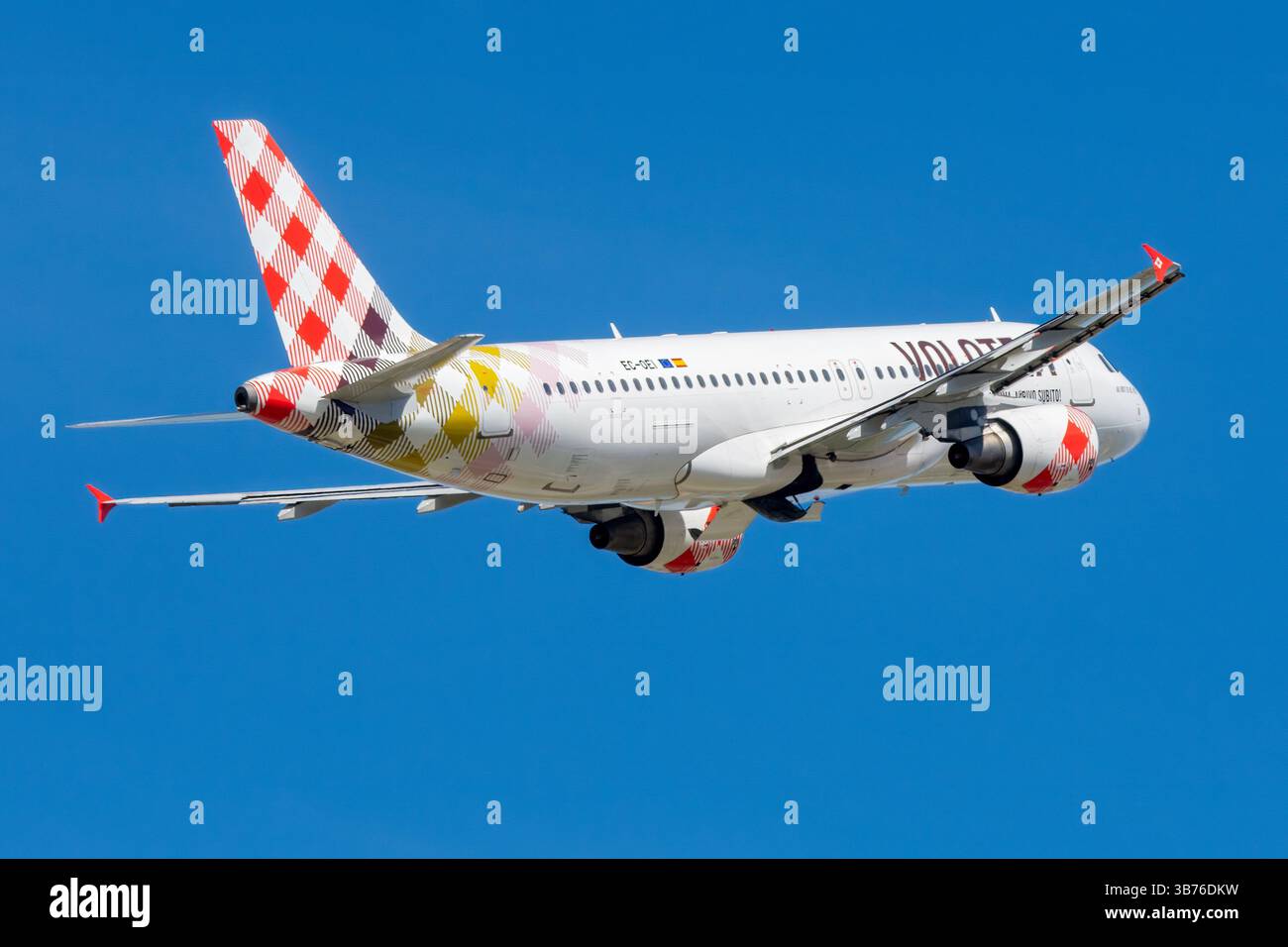 Avión de Línea Airbus A320 de la aerolínea de bajo coste Volotea despegando del aeropuerto de Málaga Costa del Sol, con matrícula EC-OEI Stockfoto