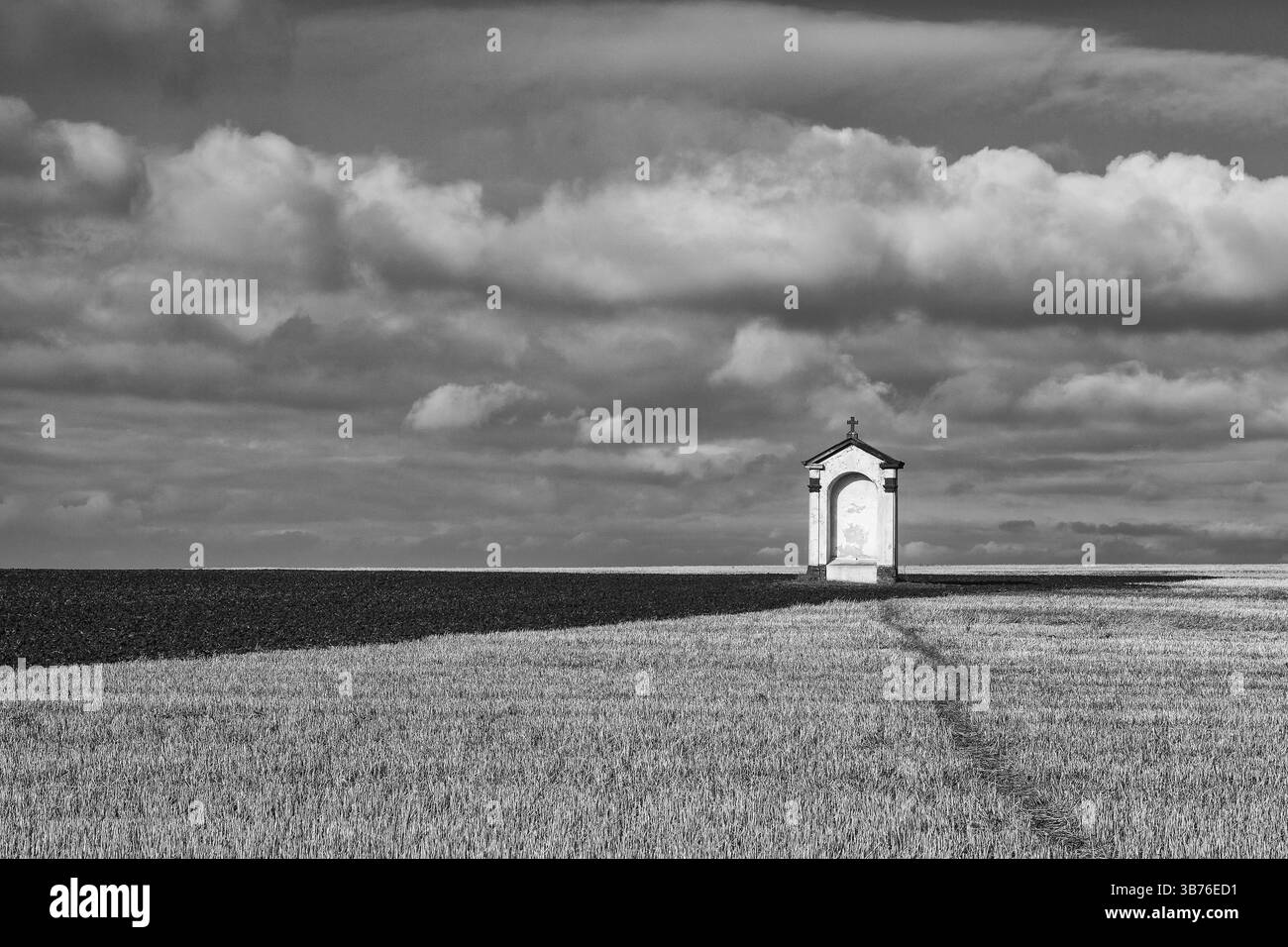 Eine kleine Kapelle in der Mitte Herbst Felder Stockfoto