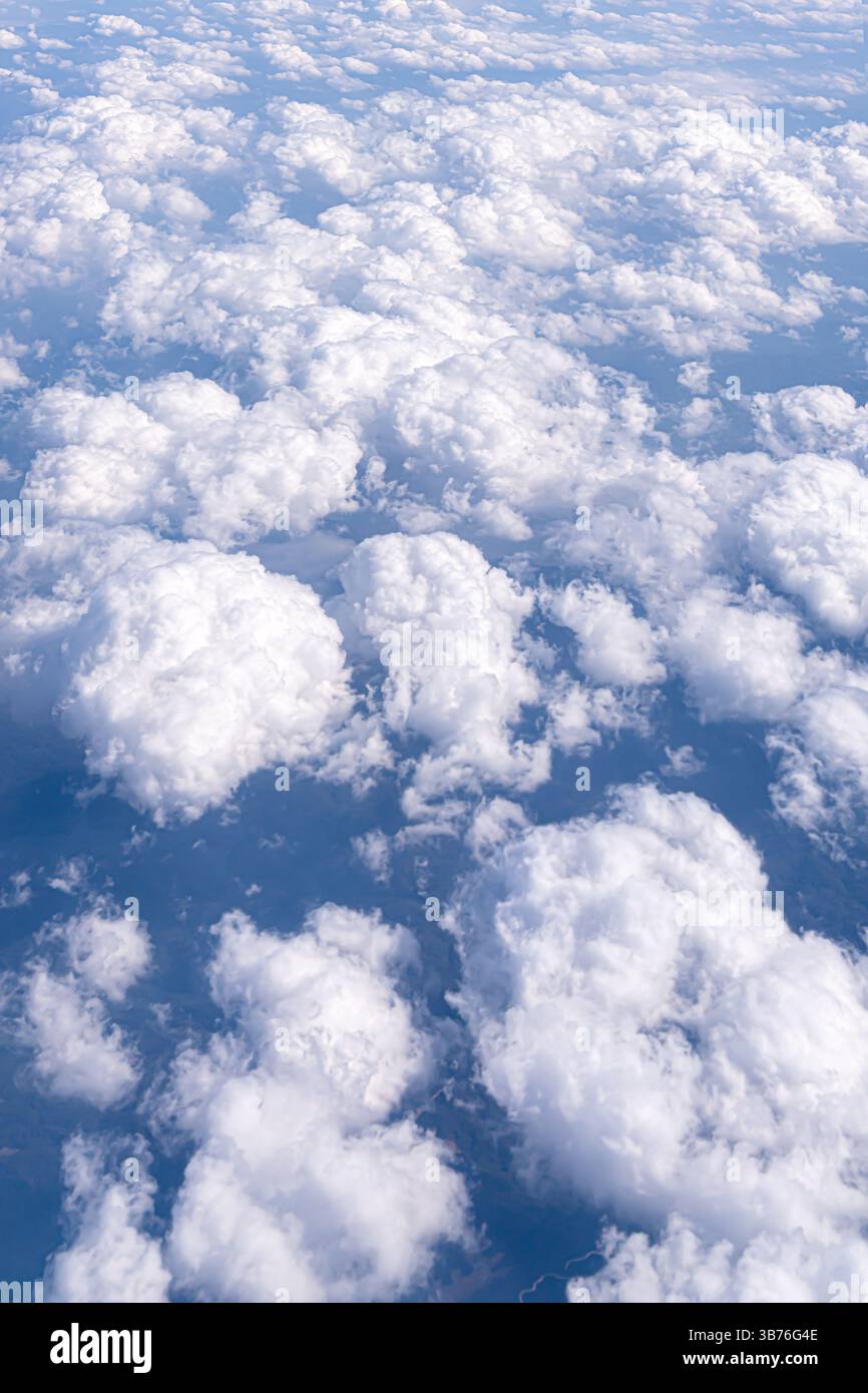 Endloser blauer Himmel mit flauschigen weißen Wolken Eine ruhige und ruhige natürliche Kulisse, ideal für ruhige, friedliche und traumhafte Visuals. Stockfoto