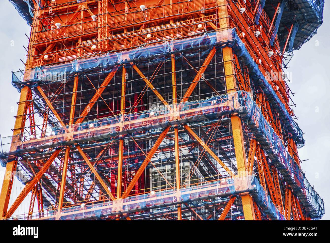 Blauer Himmel und Tokyo Tower (in einigen Bauarbeiten). Aufnahmeort: Metropolregion Tokio Stockfoto