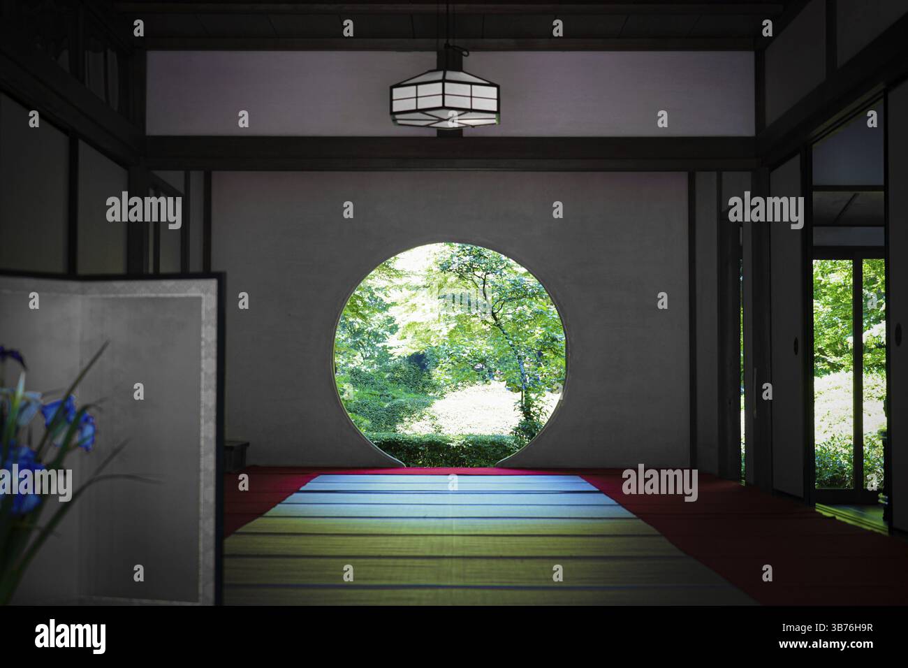 Rundes Fenster und das frische Grün von Meigetsuin. Aufnahmeort: Kamakura, Präfektur Kanagawa Stockfoto