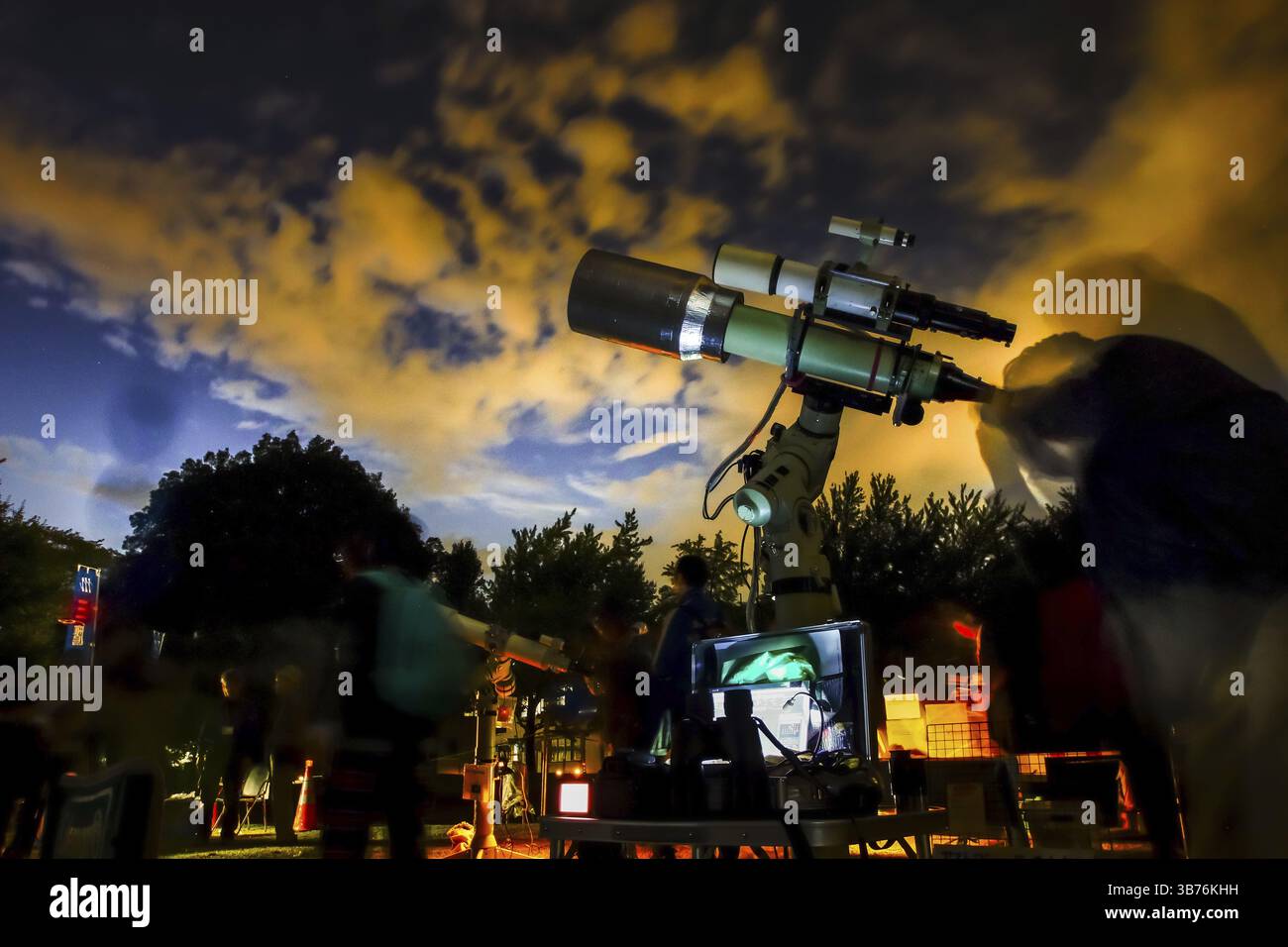 Bild von astronomischen Beobachtungen am Teleskop. Aufnahmeort: Metropolregion Tokio Stockfoto