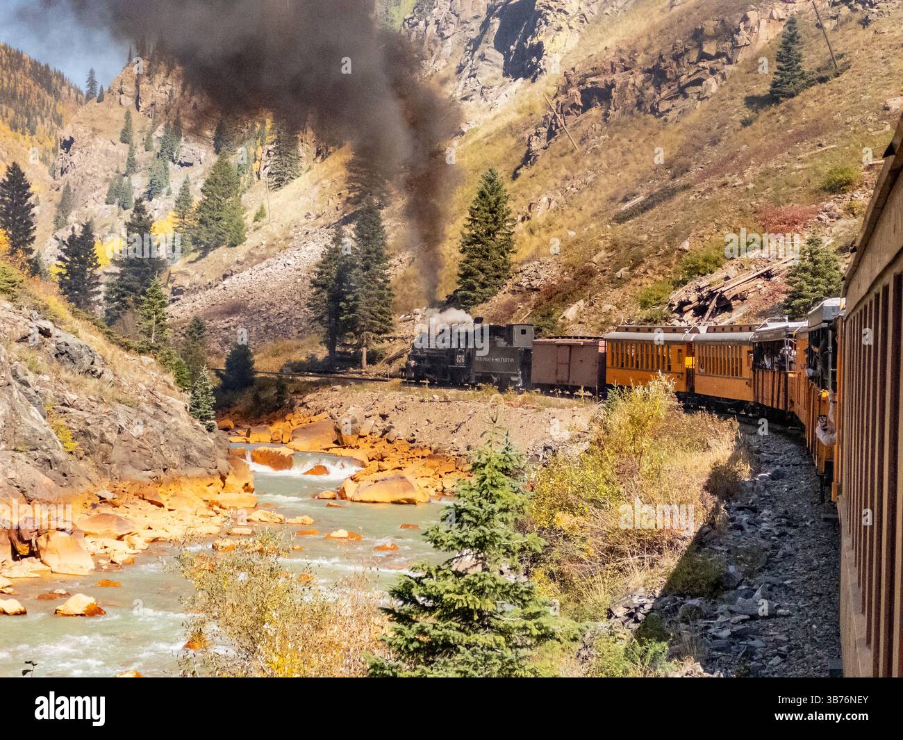 Durango, CO - 7. Oktober 2023: Die historische Dampfeisenbahn der Silverton-Durange Railroad schlängelt sich entlang des Animas Creek in den San Juan Bergen von Colorado Stockfoto