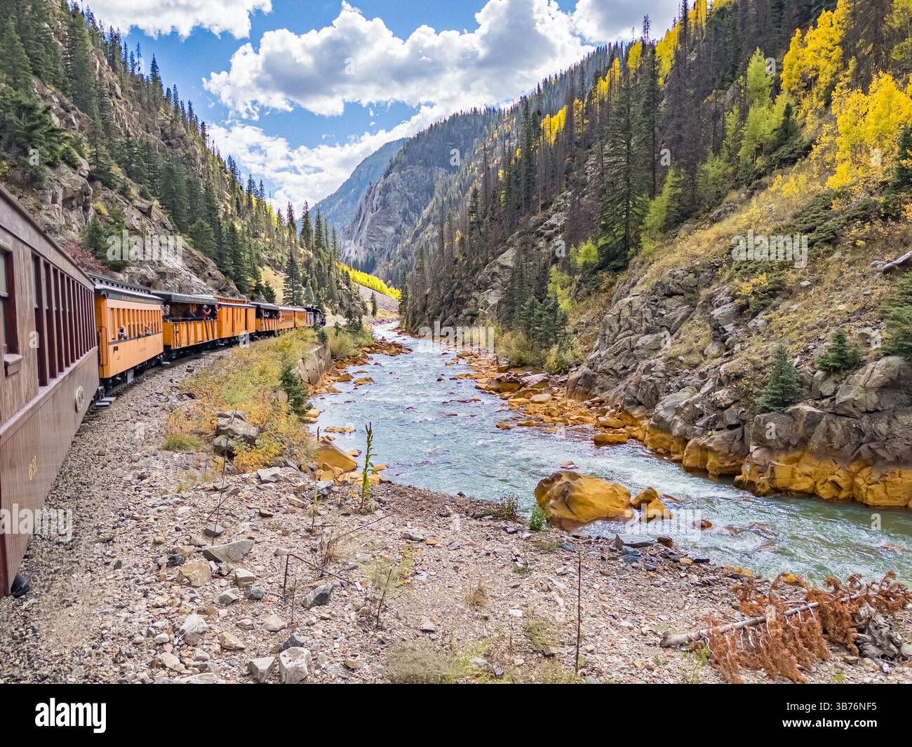 Durango, CO - 7. Oktober 2023: Die historische Dampfeisenbahn der Silverton-Durange Railroad schlängelt sich entlang des Animas Creek in den San Juan Bergen von Colorado Stockfoto