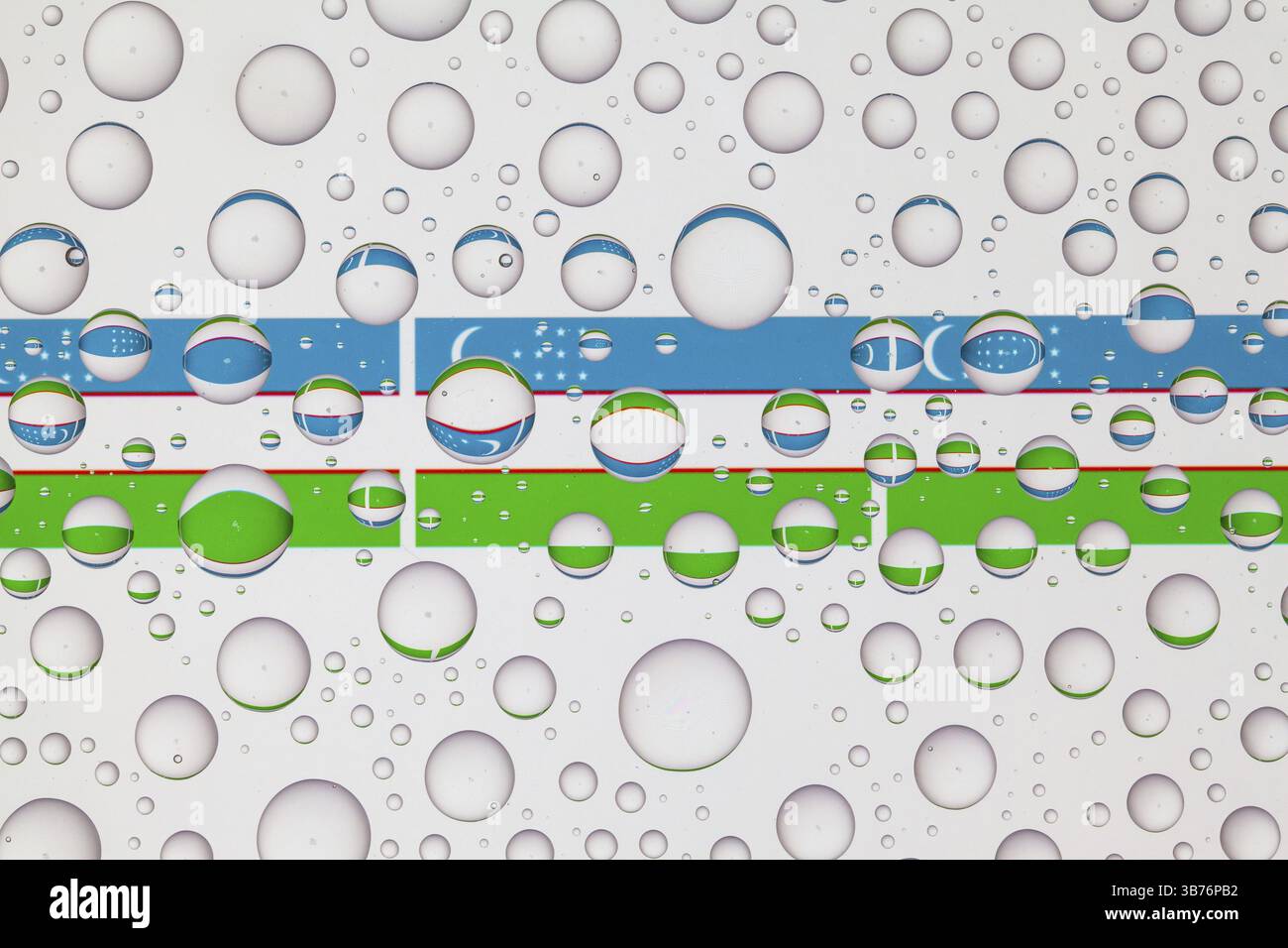 Flaggen von Usbekistan hinter einem Glas, das mit Regentropfen bedeckt ist. 3D-Abbildung Stockfoto