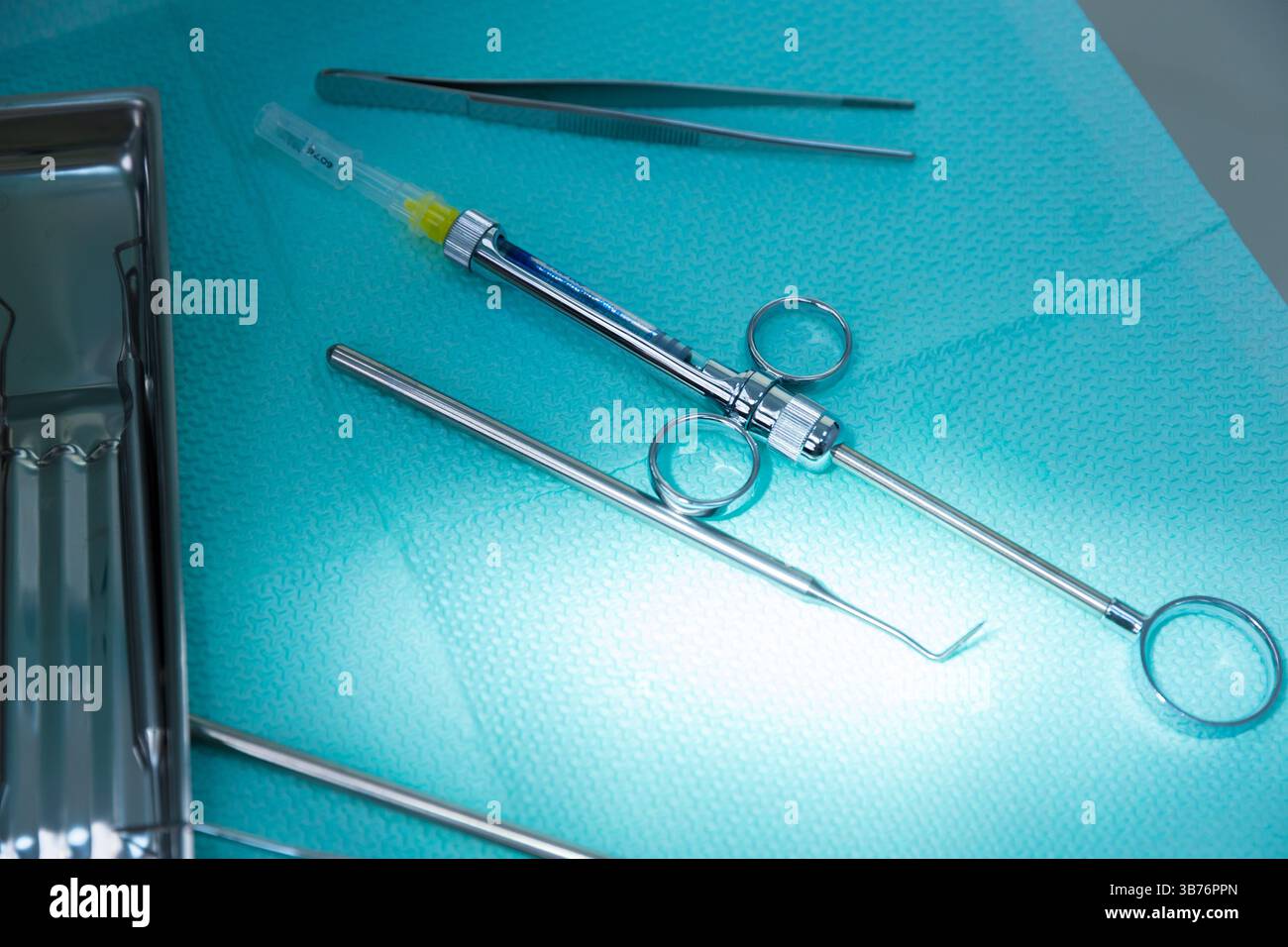 Eine Nahaufnahme verschiedener chirurgischer Instrumente, die auf einem blauen OP-Tuch angeordnet sind, zeigt die Bedeutung der Sterilisation und Organisation in der Medizin Stockfoto