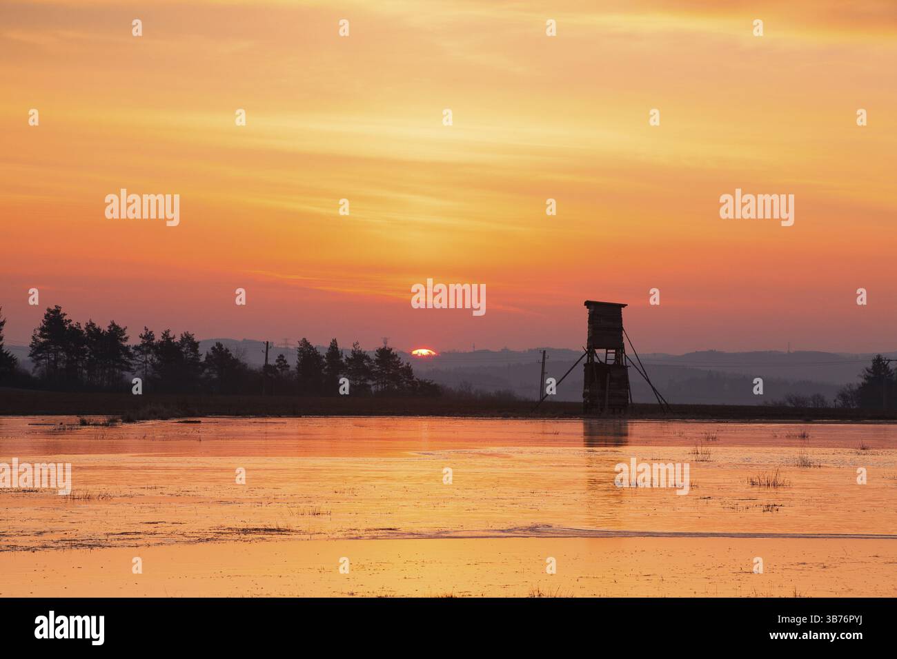 Jäger-Turm neben dem Teich im Winter bei Sonnenaufgang Stockfoto