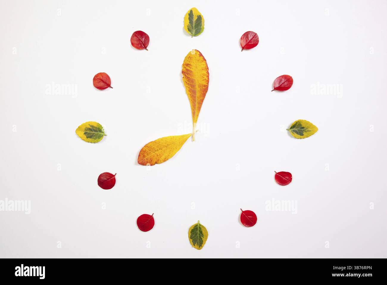 Herbstzeit - Uhr der Herbst Blätter Stockfoto