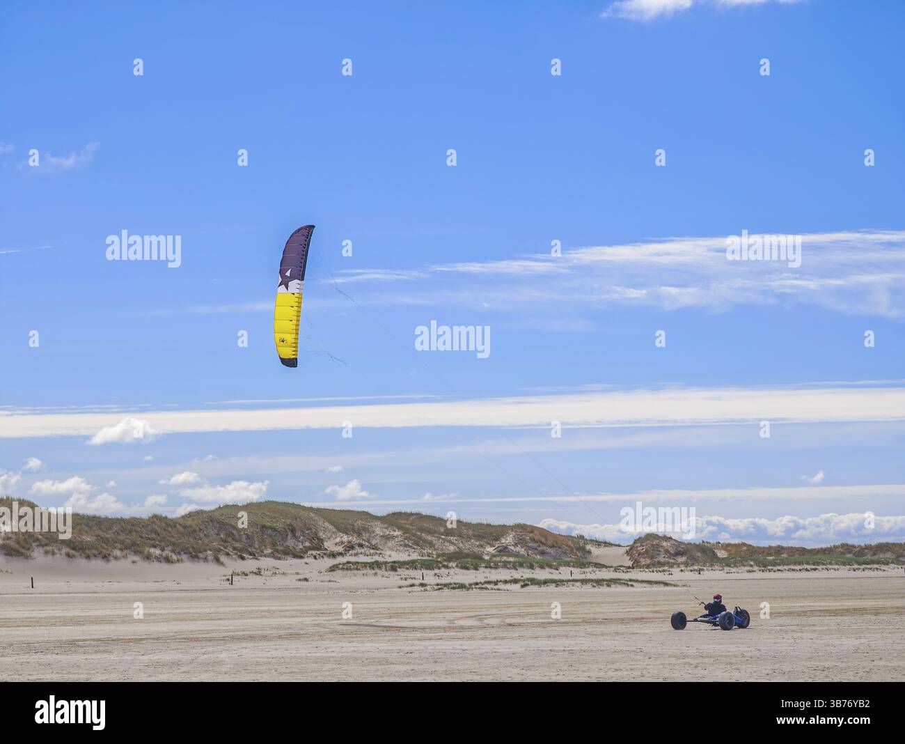 Freizeitsport Strandkiten am Rande des Nationalparks und UNESCO-Weltkulturerbes, ausgewiesenes Kite-Gebiet, Kite-Buggy mit beiden fe gesteuert Stockfoto