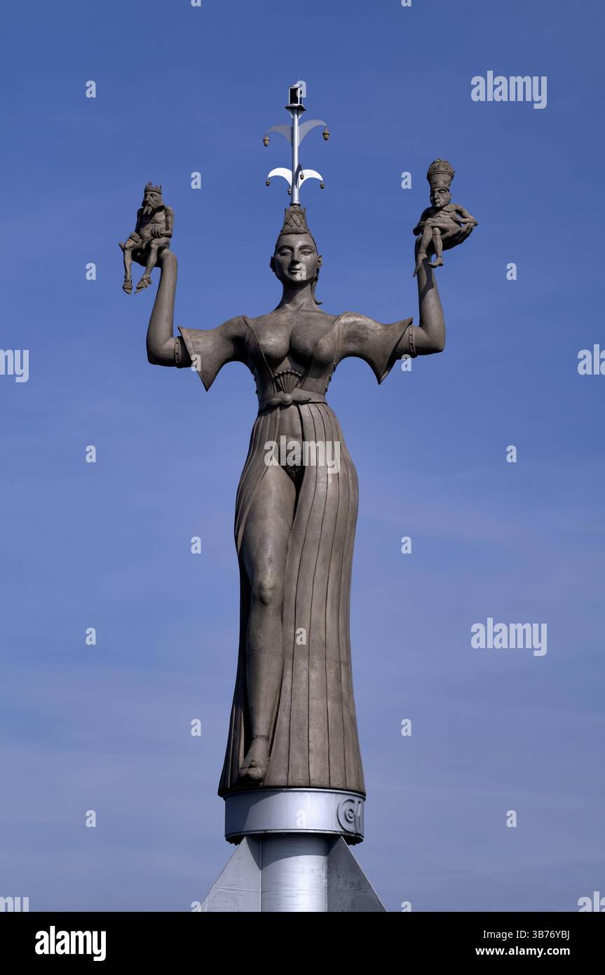 Imperia-Statue, in ihrer rechten Hand ein König mit Krone und Kugel, in ihrer linken Hand ein Mann mit päpstlichem Diadem, entworfen von Peter Link, Hafen, Bodensee Stockfoto