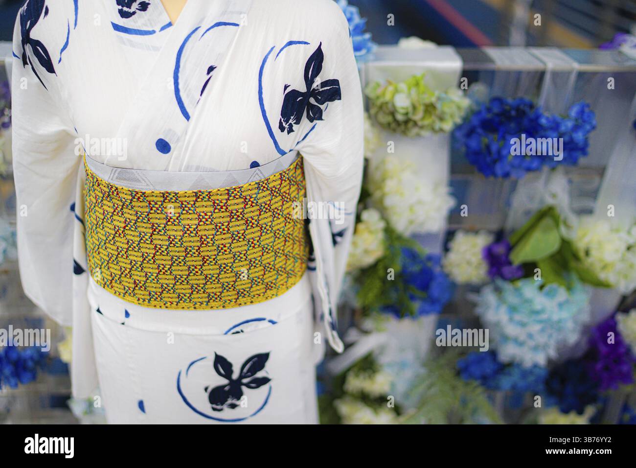 Yukata und Hydrangea. Drehort: Kamakura City, Präfektur Kanagawa Stockfoto