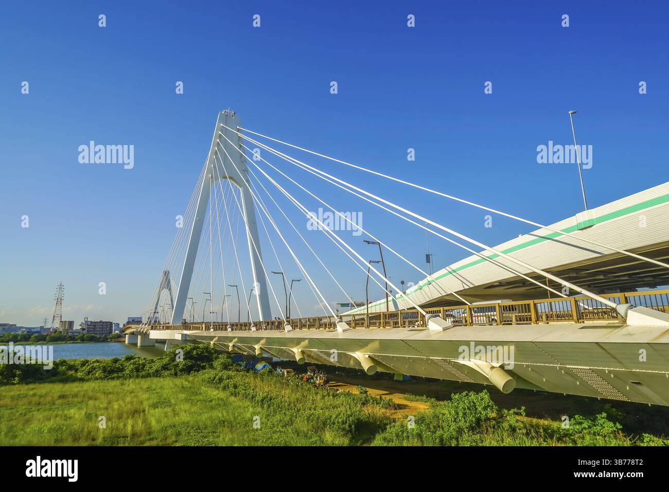 Daishi-Brücke und blauer Himmel. Drehort: Kawasaki City, Präfektur Kanagawa Stockfoto