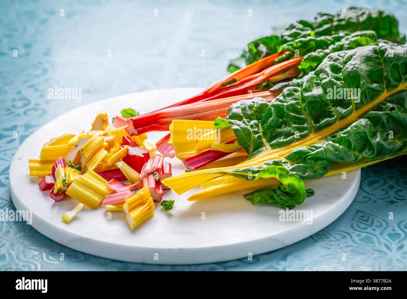 Frische rohe mangold-Blätter, Blattrüben, mangold, mangold, mangold auf dem Küchentisch Stockfoto