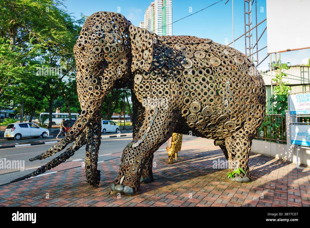 Elefantenstatue aus Schrott in Colombo, Sri Lanka. Stockfoto