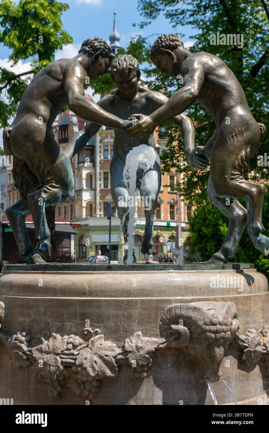 Brunnen mit drei tanzenden Faunen („Teufel“). Gliwice, Polen Stockfoto