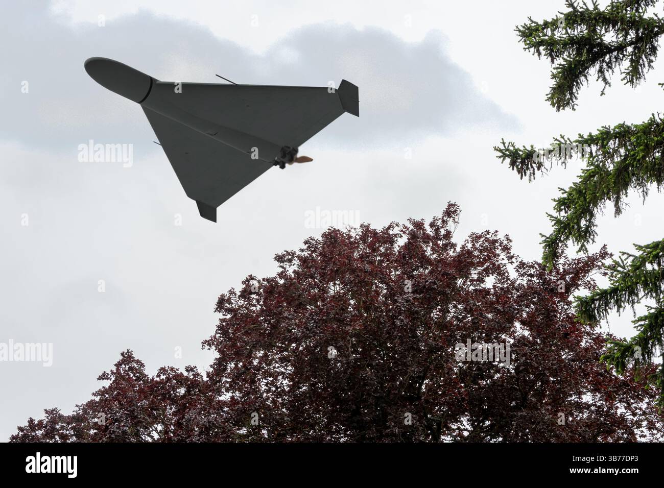 Attackieren Sie Drohnen am Himmel über der natürlichen Landschaft bei schlechtem Wetter Stockfoto